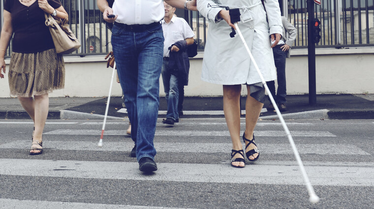 Personne mal voyante traversant la chaussée